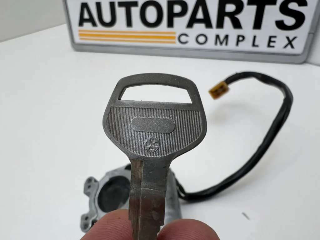 Corolla 1971 - 1974 ignition switch cylinder with steering lock assy and switch wire (14)