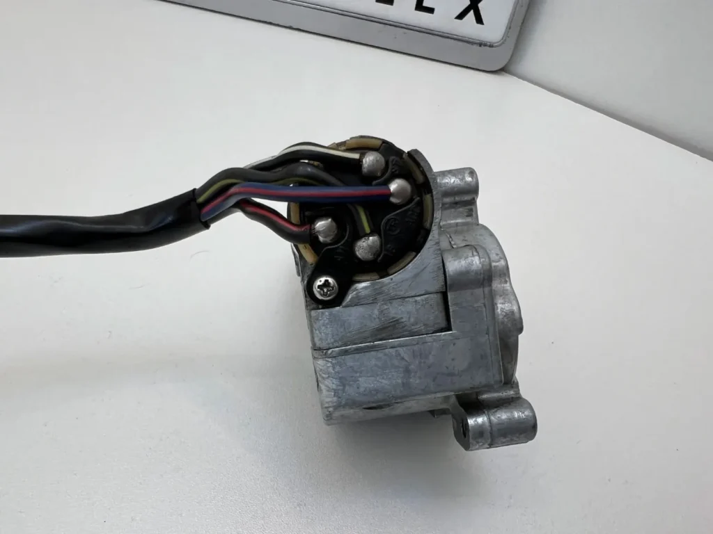 Corolla 1971 - 1974 ignition switch cylinder with steering lock assy and switch wire (9)