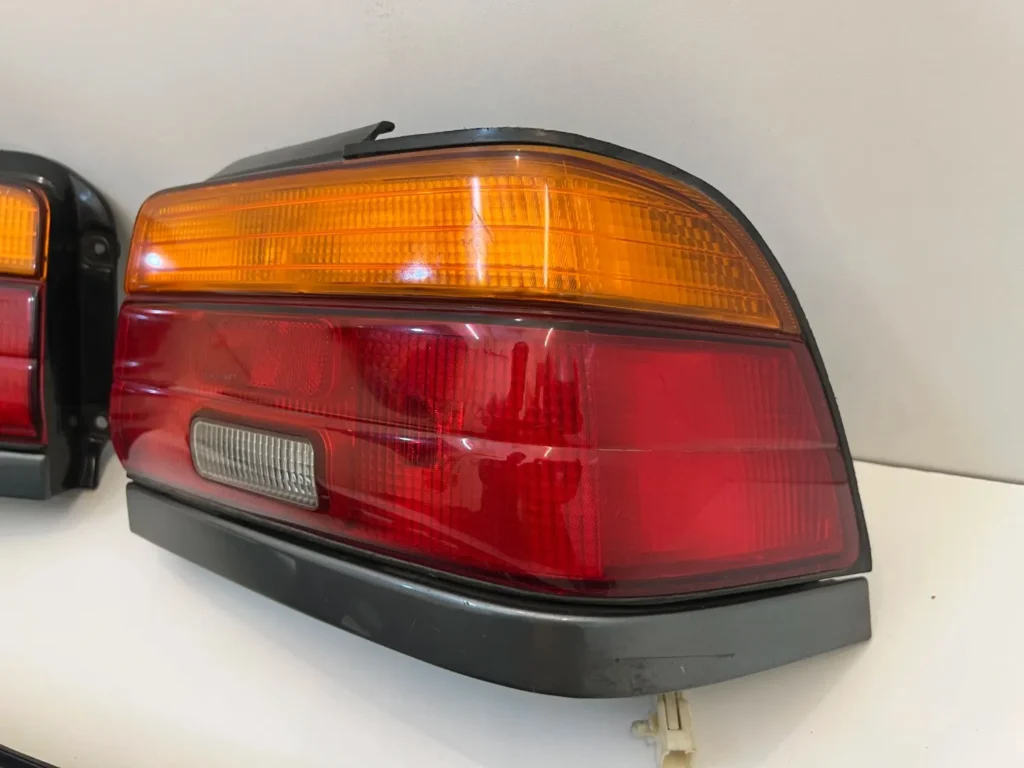 Corolla 1993 - 1997 AE100 AE101 OEM tail lights set with center garnish (11)