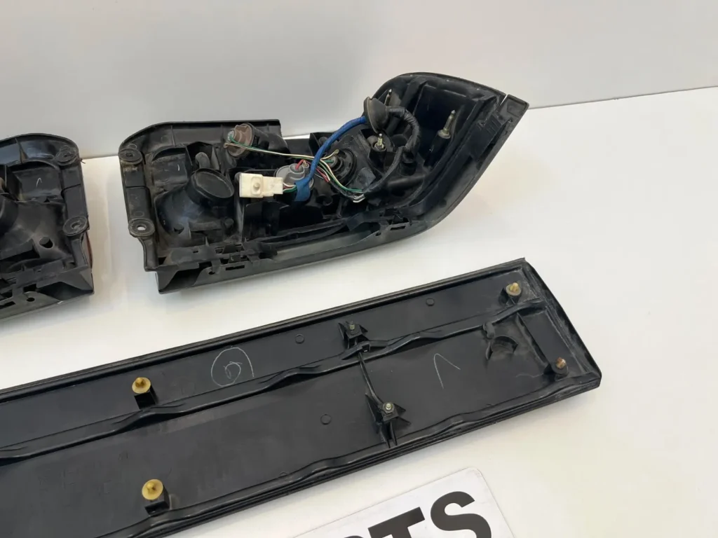 Corolla 1993 - 1997 AE100 AE101 OEM tail lights set with center garnish (17)