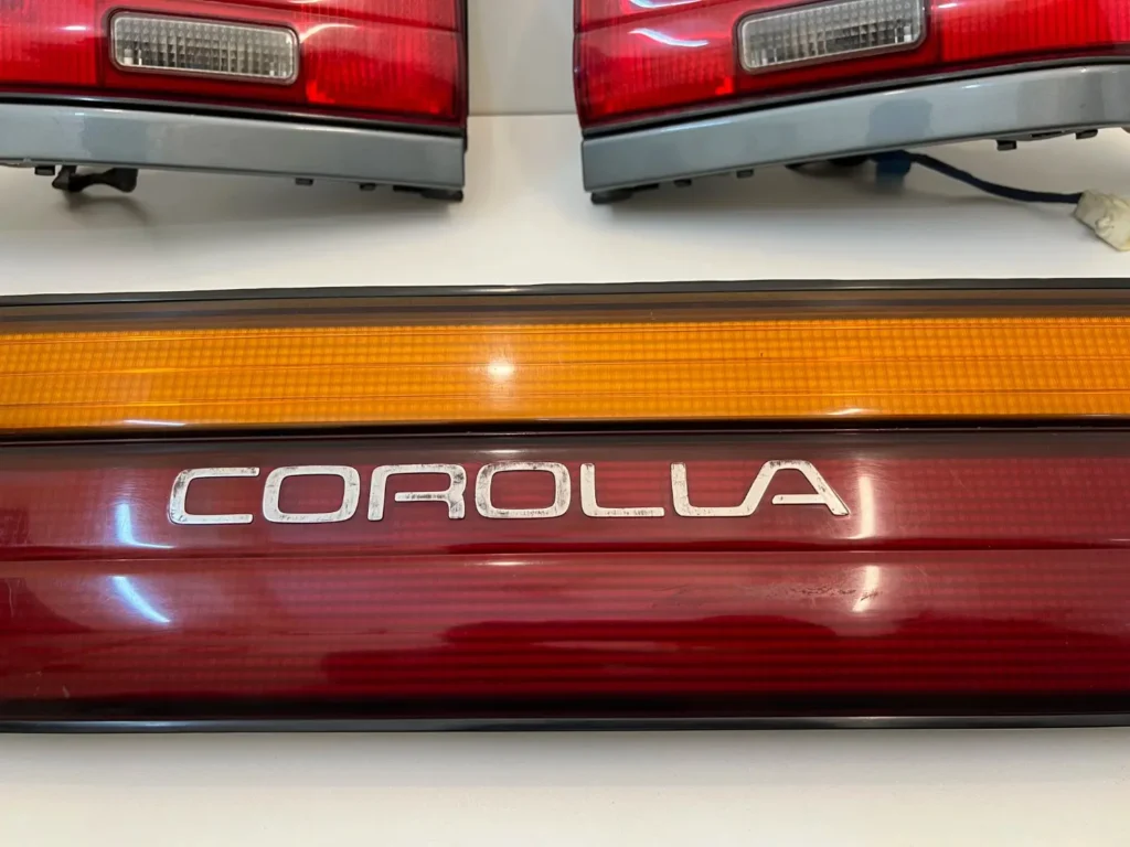 Corolla 1993 - 1997 AE100 AE101 OEM tail lights set with center garnish (5)