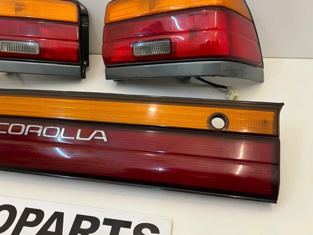 Corolla 1993 - 1997 AE100 AE101 OEM tail lights set with center garnish (7)