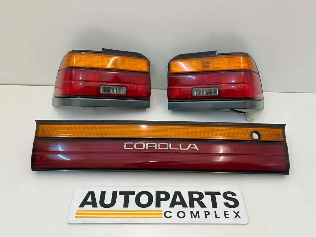 Corolla 1993 - 1997 AE100 AE101 OEM tail lights set with center garnish (8)