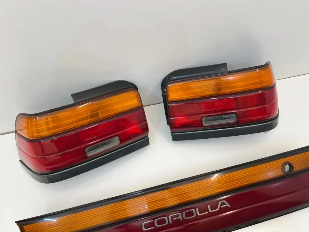 Corolla 1993 - 1997 AE100 AE101 OEM tail lights set with center garnish (9)