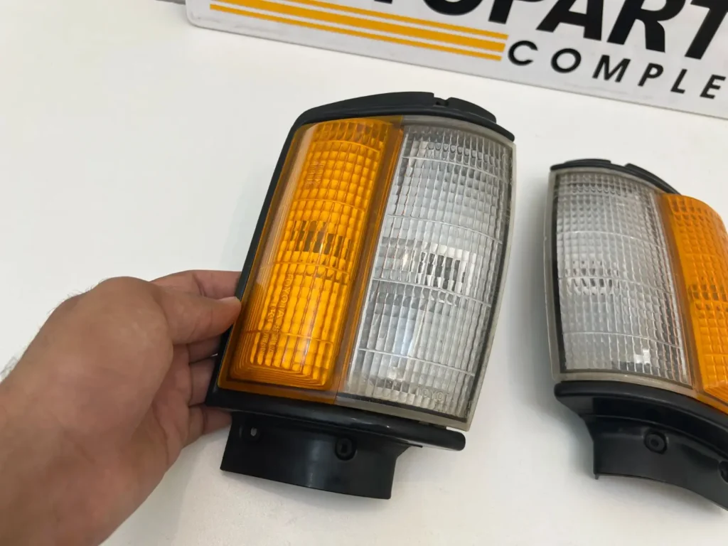 Toyota hilux 1984 - 1988 2wd 4wd parkingcorner lamps JDM type OEM (1)