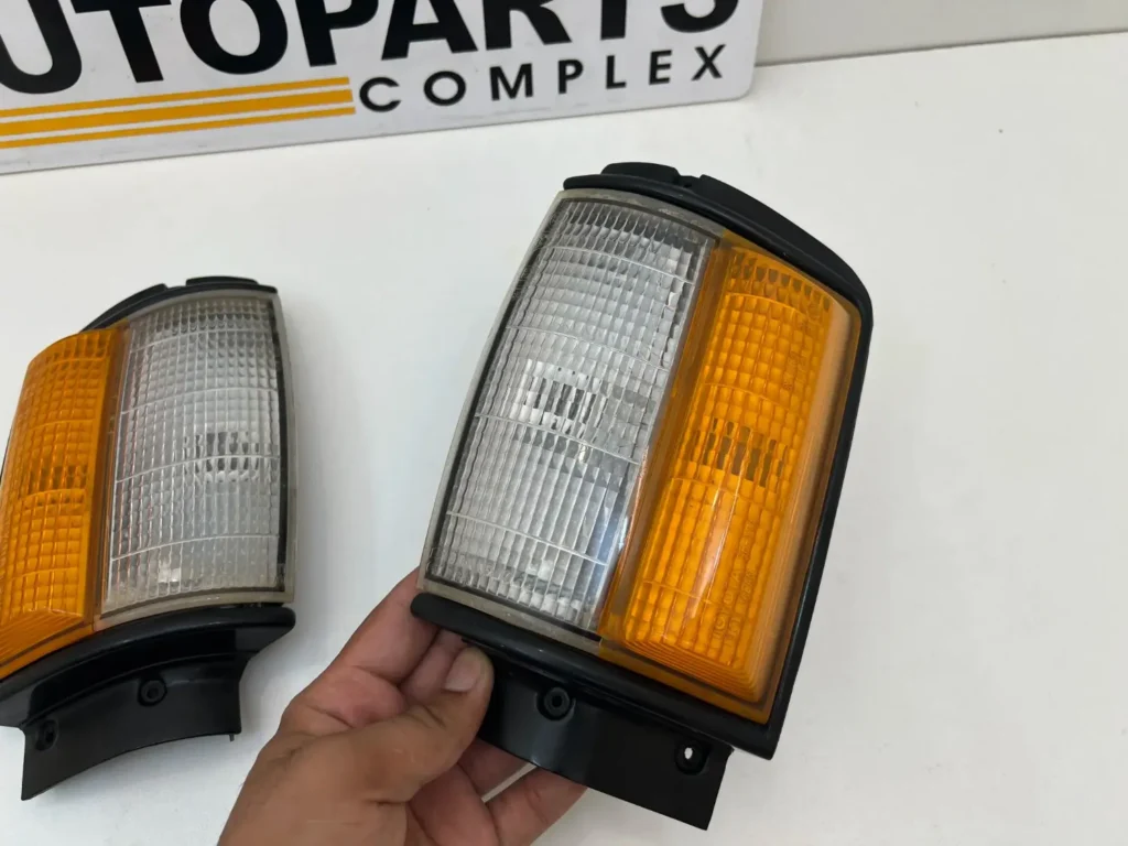 Toyota hilux 1984 - 1988 2wd 4wd parkingcorner lamps JDM type OEM (2)