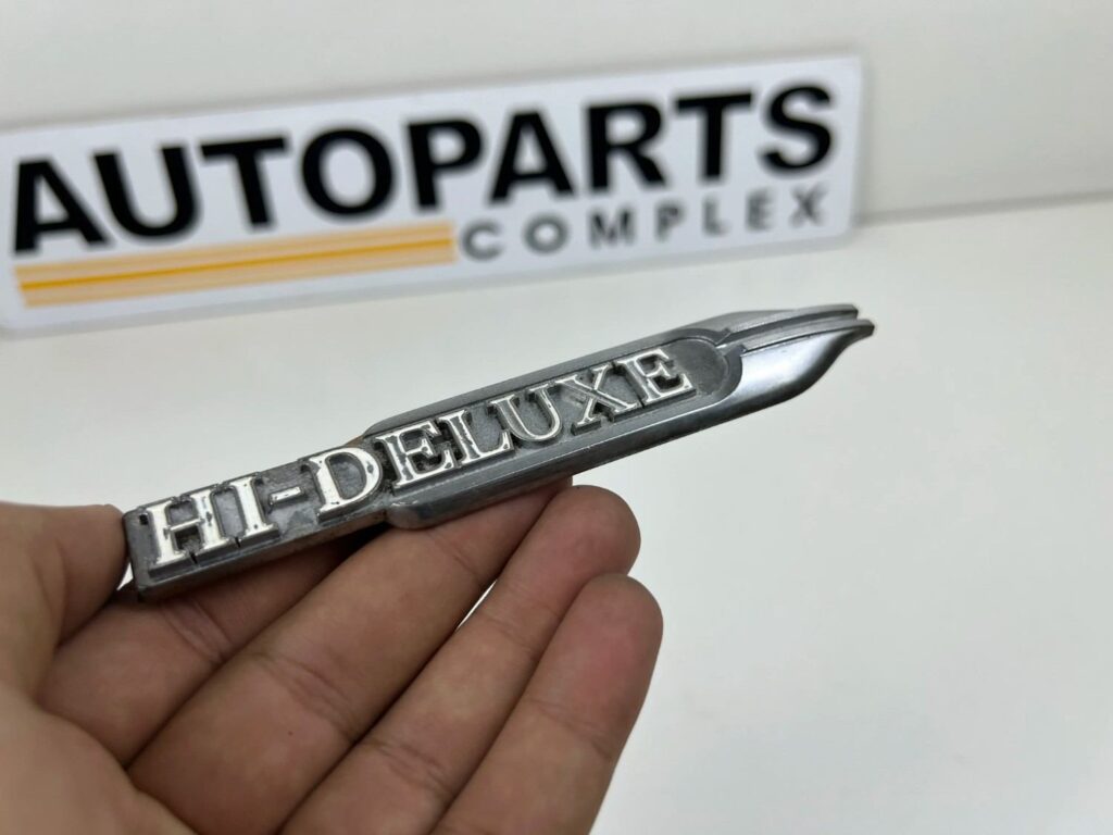 Corolla 1971 1972 Hi-Deluxe trunk lid badge (6)
