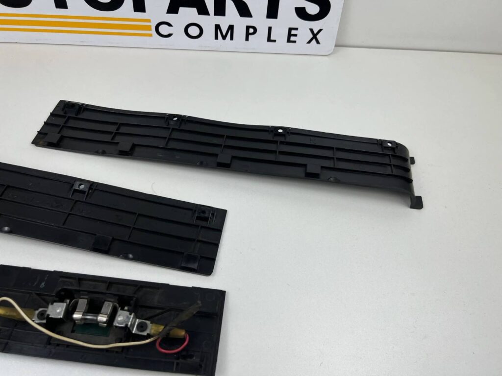 Corolla 1971 - 1974 map light and dash upper pieces set (1)