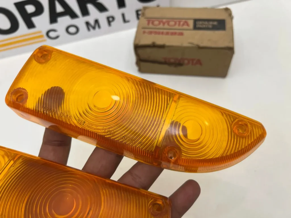 Corolla 1974 ke20 te27 NOS OEM front indicator lenses (1)