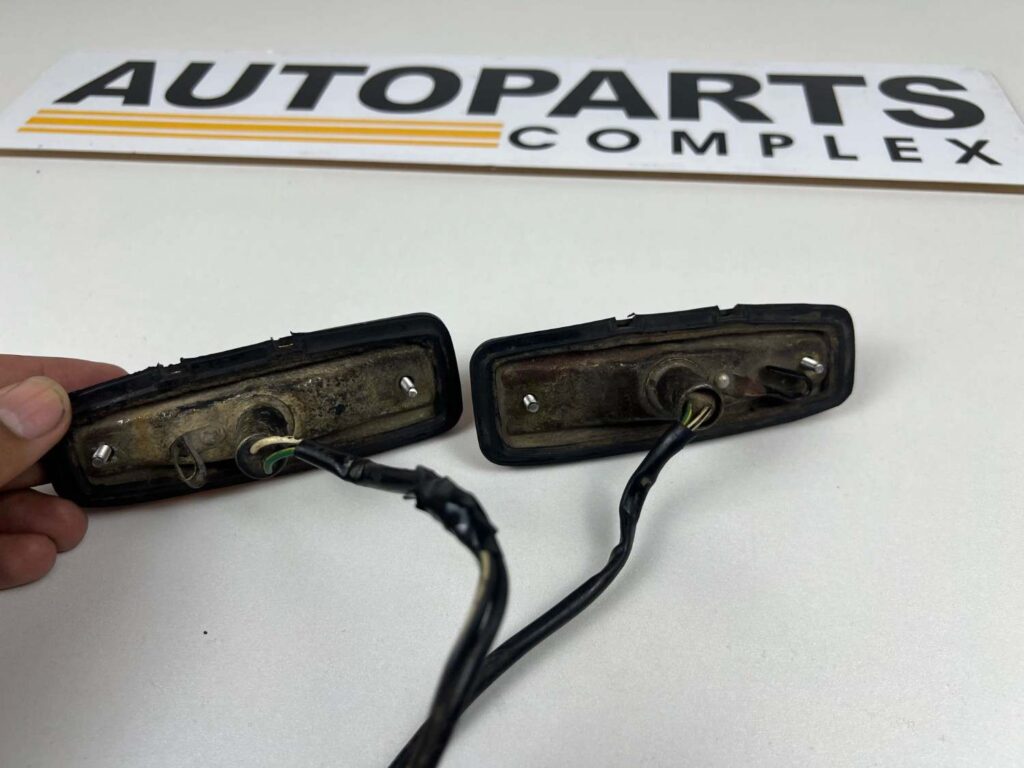 Corolla 1975 - 1979 ke30 fender indicators pair ke30 ke35 ke36 (1)