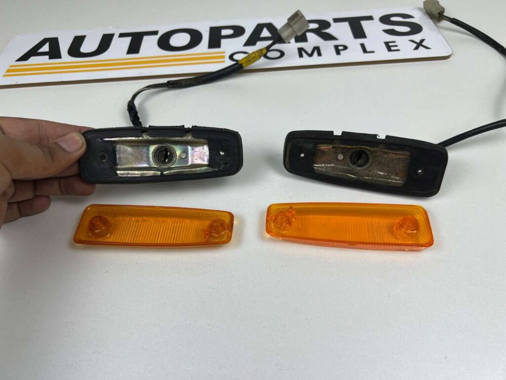 Corolla 1975 - 1979 ke30 fender indicators pair ke30 ke35 ke36 (2)