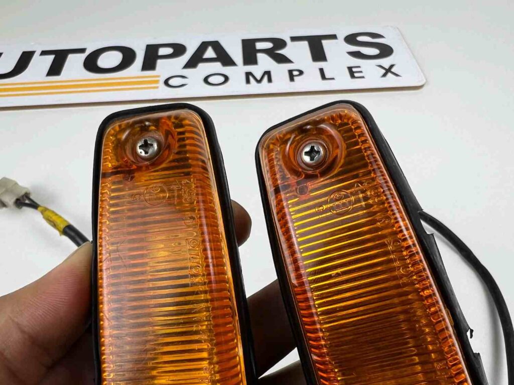 Corolla 1975 - 1979 ke30 fender indicators pair ke30 ke35 ke36 (3)