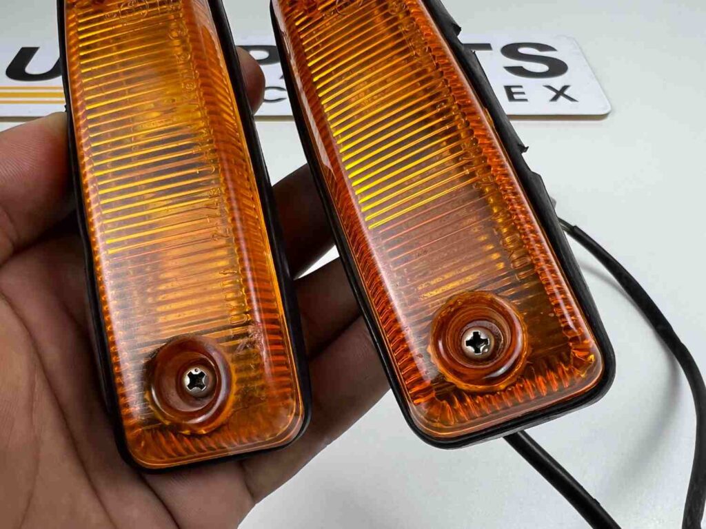 Corolla 1975 - 1979 ke30 fender indicators pair ke30 ke35 ke36 (4)