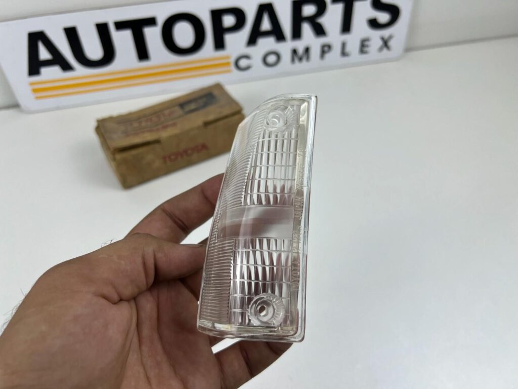 Corolla 1980 parking corner lamp lens NOS OEM (Right side) (2)
