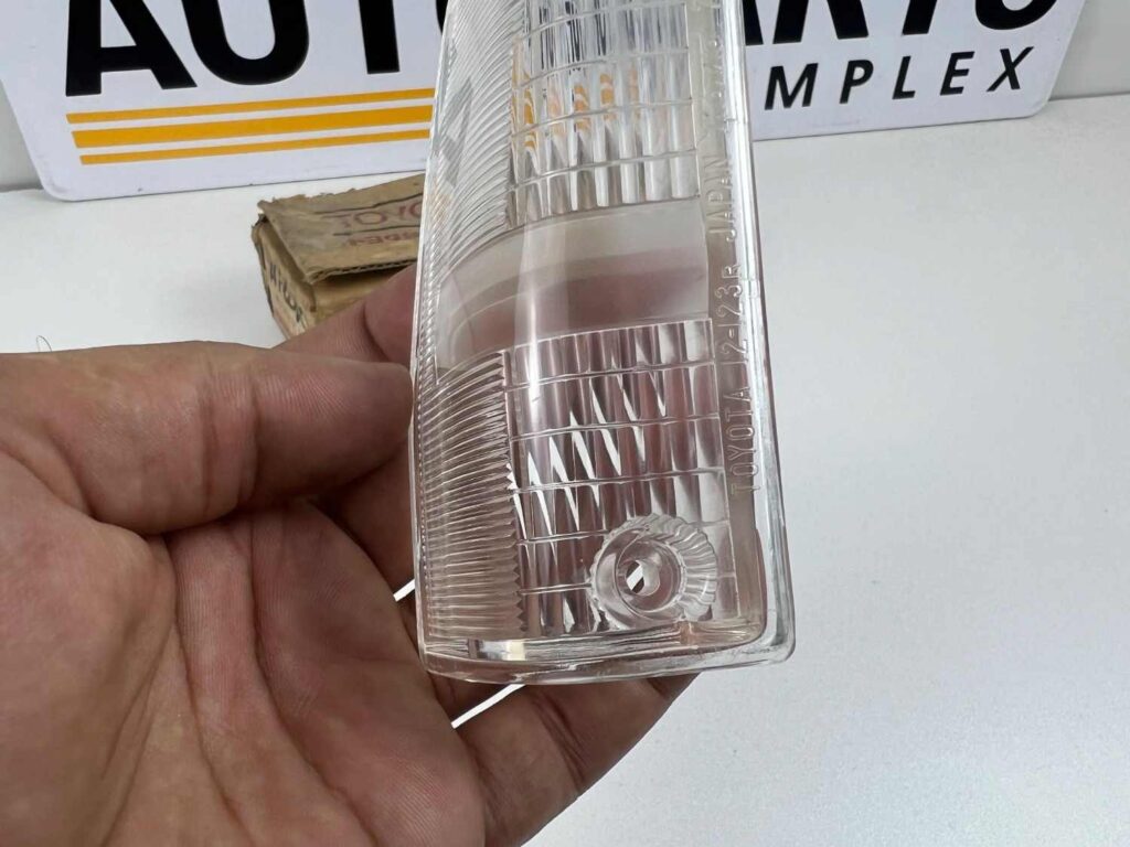 Corolla 1980 parking corner lamp lens NOS OEM (Right side) (3)