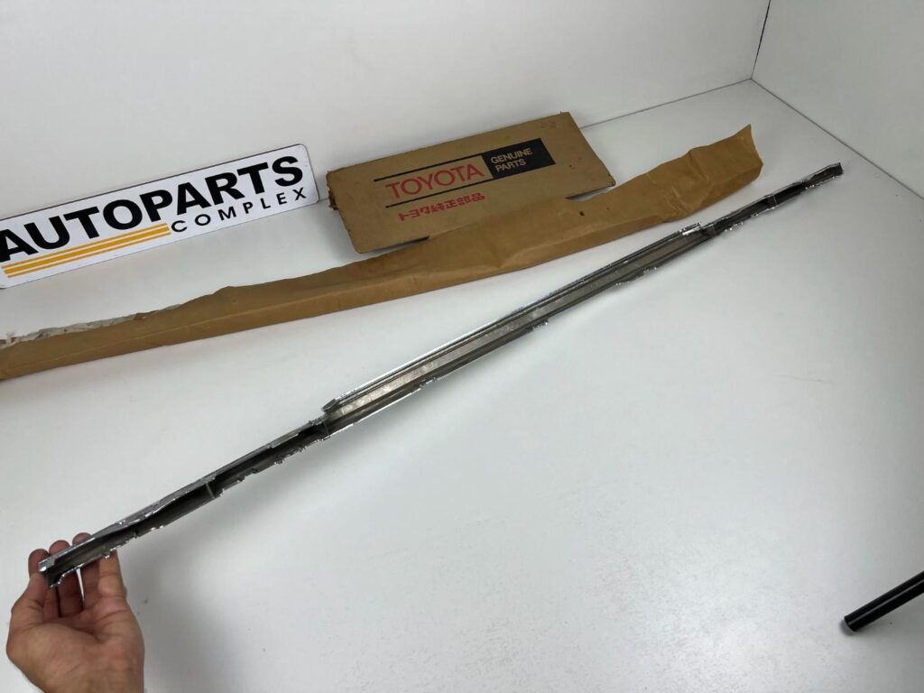 Corona 1981 1982 1983 RT13# Tt13# XT13# NOS OEM radiator upper chrome trim (11)