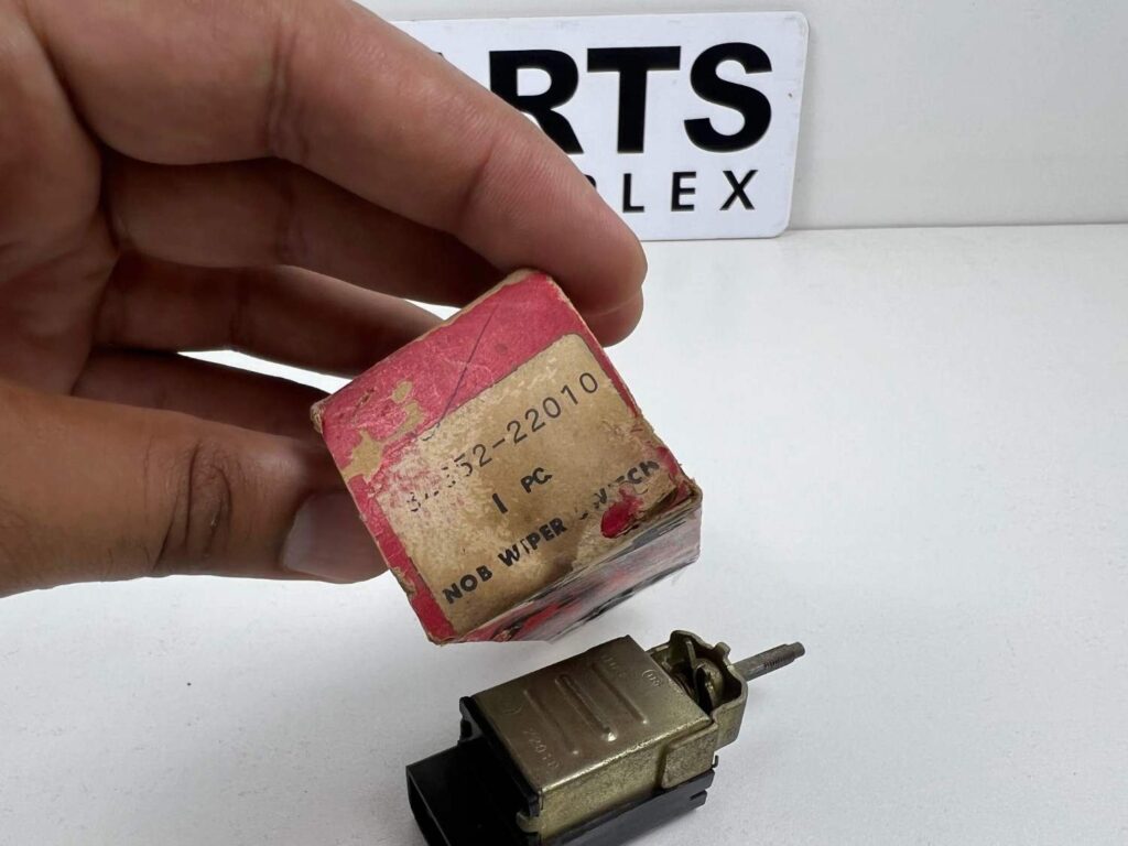 Corona mark ii Rx12 Rx22 mx1# mx22 NOS OEM wiper switch (1)