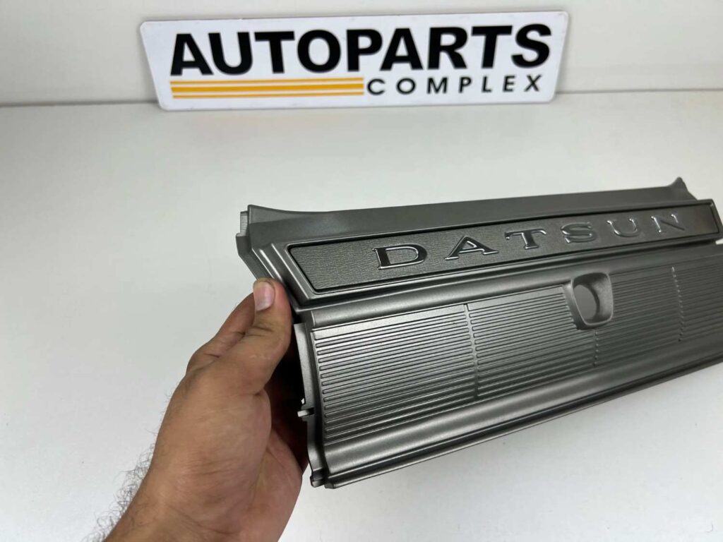 DATSUN CEDRIC 330 220c 260c 280c 1975 - 1979 tail lights center garnish (2)