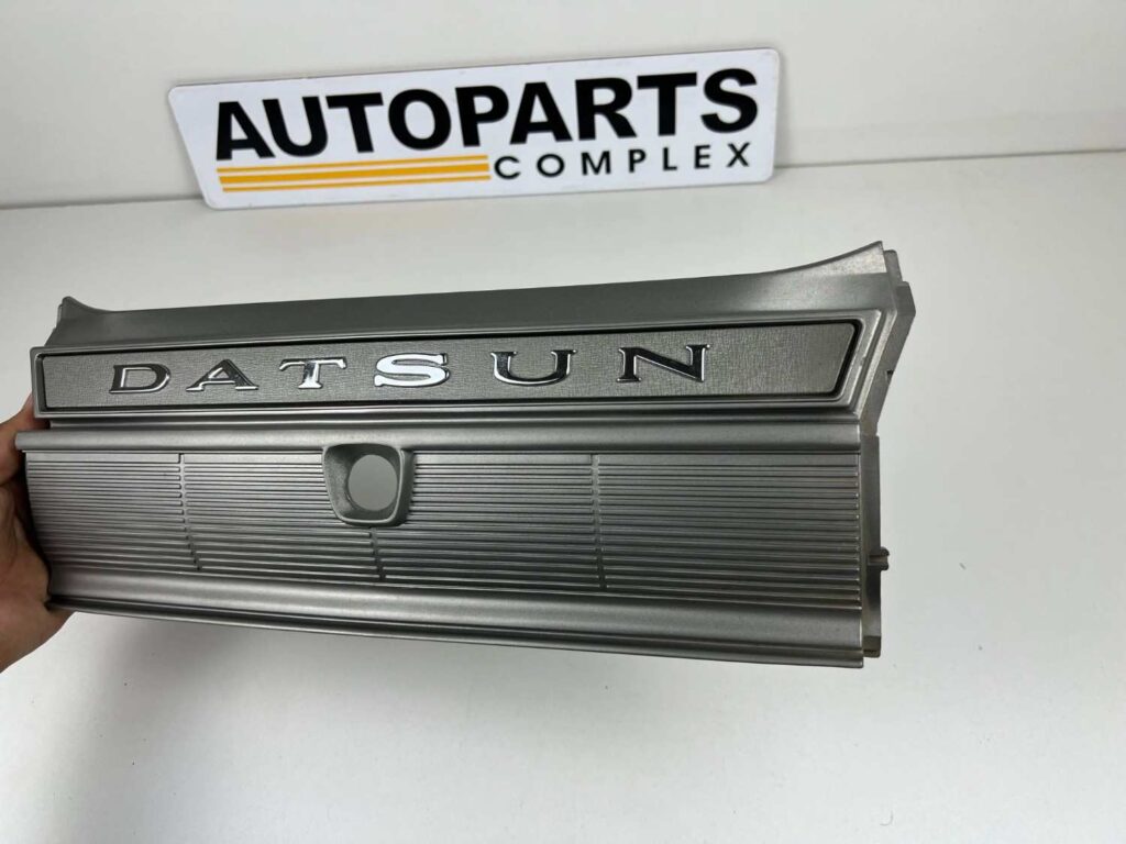 DATSUN CEDRIC 330 220c 260c 280c 1975 - 1979 tail lights center garnish (3)