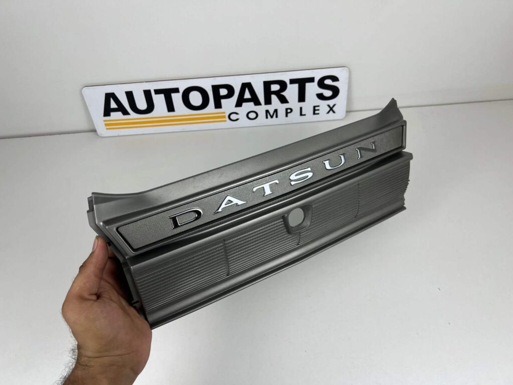 DATSUN CEDRIC 330 220c 260c 280c 1975 - 1979 tail lights center garnish (4)