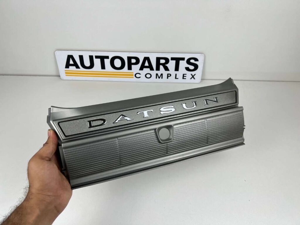 DATSUN CEDRIC 330 220c 260c 280c 1975 - 1979 tail lights center garnish (5)