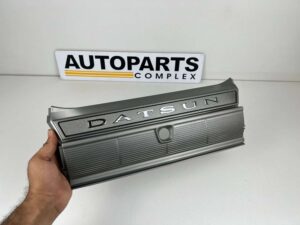 DATSUN CEDRIC 330 220c 260c 280c 1975 - 1979 tail lights center garnish (5)