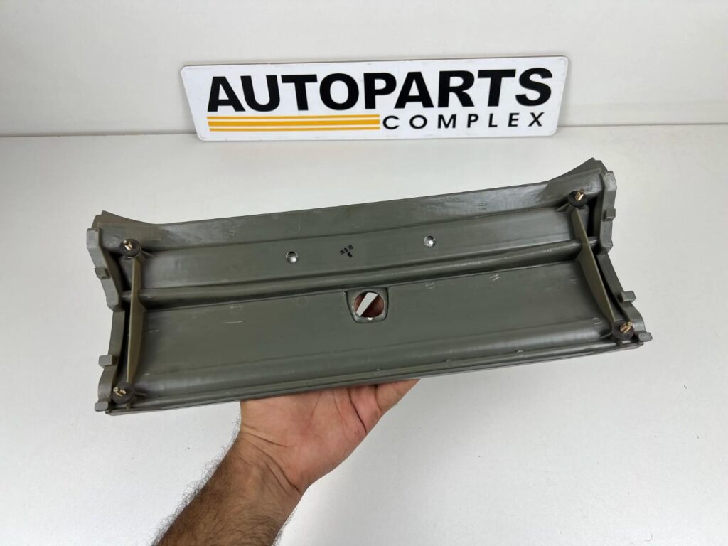 DATSUN CEDRIC 330 220c 260c 280c 1975 - 1979 tail lights center garnish (6)