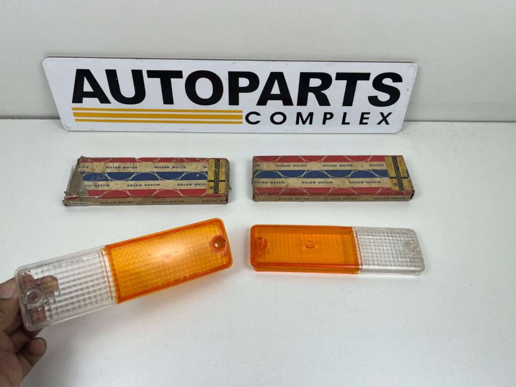 Datsun 720 Pickup Front Bumper Turn Signal Lamp Light Lens Set 26126-02W00 NOS (2)