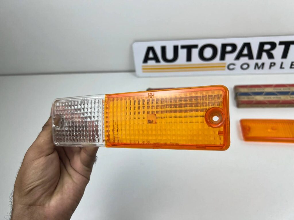 Datsun 720 Pickup Front Bumper Turn Signal Lamp Light Lens Set 26126-02W00 NOS (3)