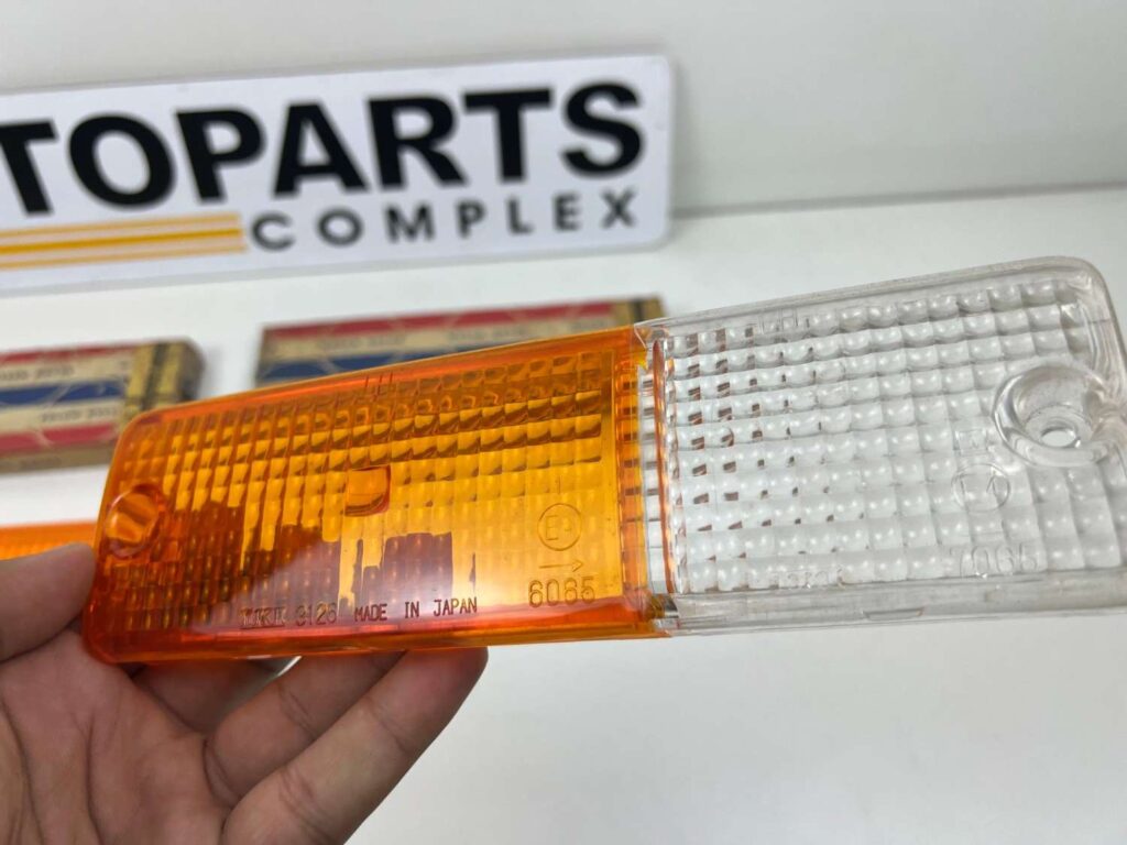 Datsun 720 Pickup Front Bumper Turn Signal Lamp Light Lens Set 26126-02W00 NOS (6)