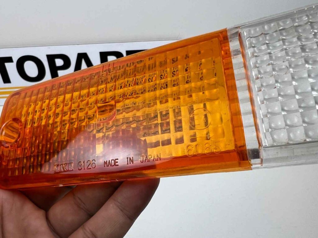 Datsun 720 Pickup Front Bumper Turn Signal Lamp Light Lens Set 26126-02W00 NOS (7)