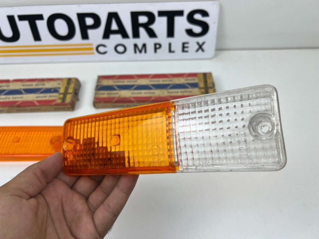 Datsun 720 Pickup Front Bumper Turn Signal Lamp Light Lens Set 26126-02W00 NOS (8)