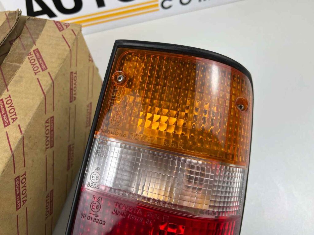 TOYOTA LN85 YN90 LN106 LN107 LN109 YN86 YN105 TAIL LIGHT REAR LAMP RH 1989 - 1995 (3)