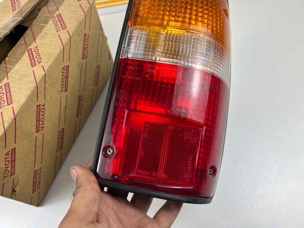 TOYOTA LN85 YN90 LN106 LN107 LN109 YN86 YN105 TAIL LIGHT REAR LAMP RH 1989 - 1995 (4)