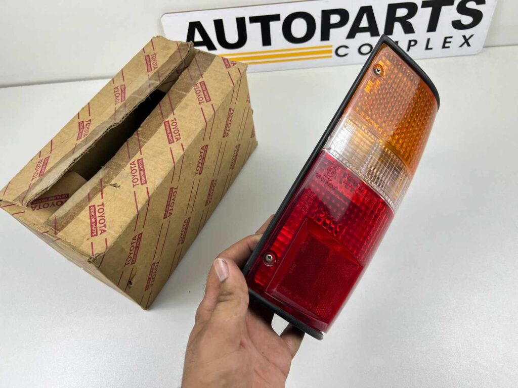TOYOTA LN85 YN90 LN106 LN107 LN109 YN86 YN105 TAIL LIGHT REAR LAMP RH 1989 - 1995 (6)