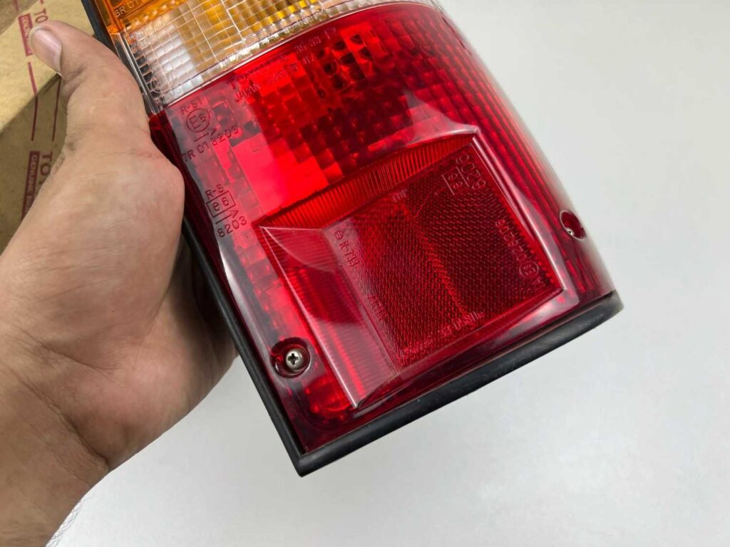 TOYOTA LN85 YN90 LN106 LN107 LN109 YN86 YN105 TAIL LIGHT REAR LAMP RH 1989 - 1995 (7)