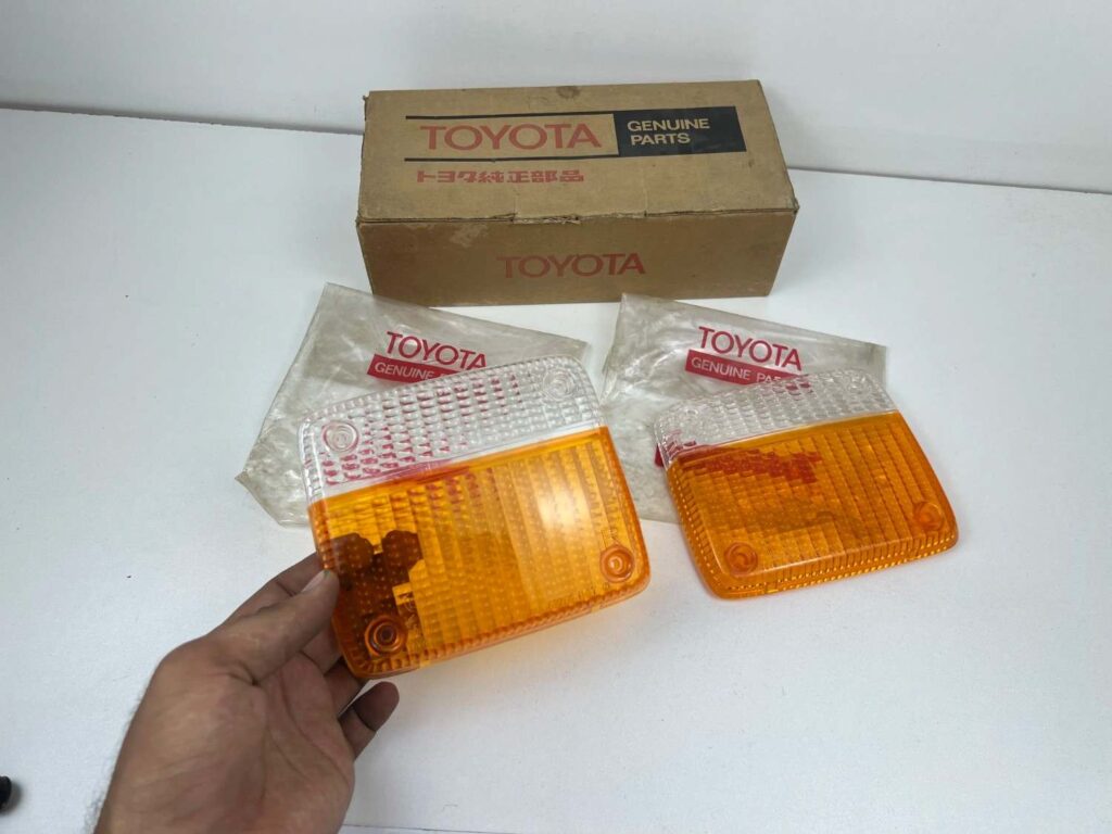 Toyota FJ40 NOS OEM fender lenses (4)