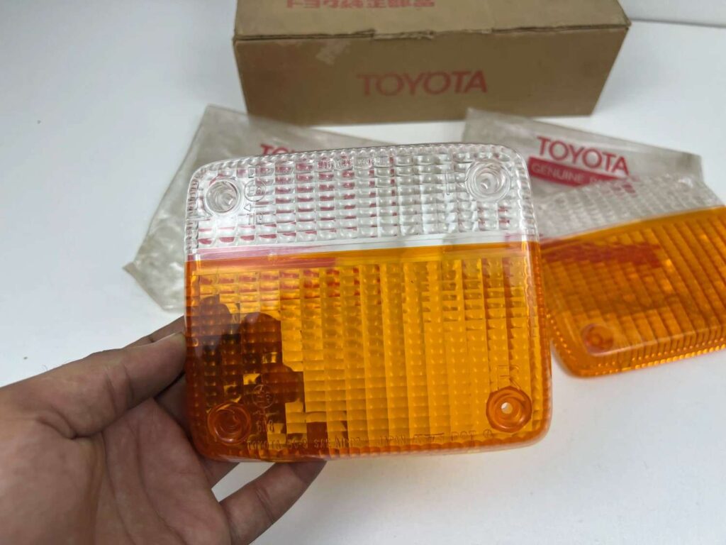 Toyota FJ40 NOS OEM fender lenses (5)