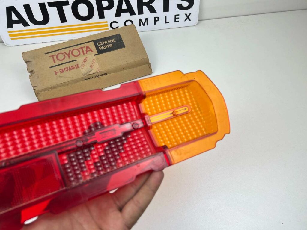 Toyota publica kp30 tail light lens Left NOS OEM (1)