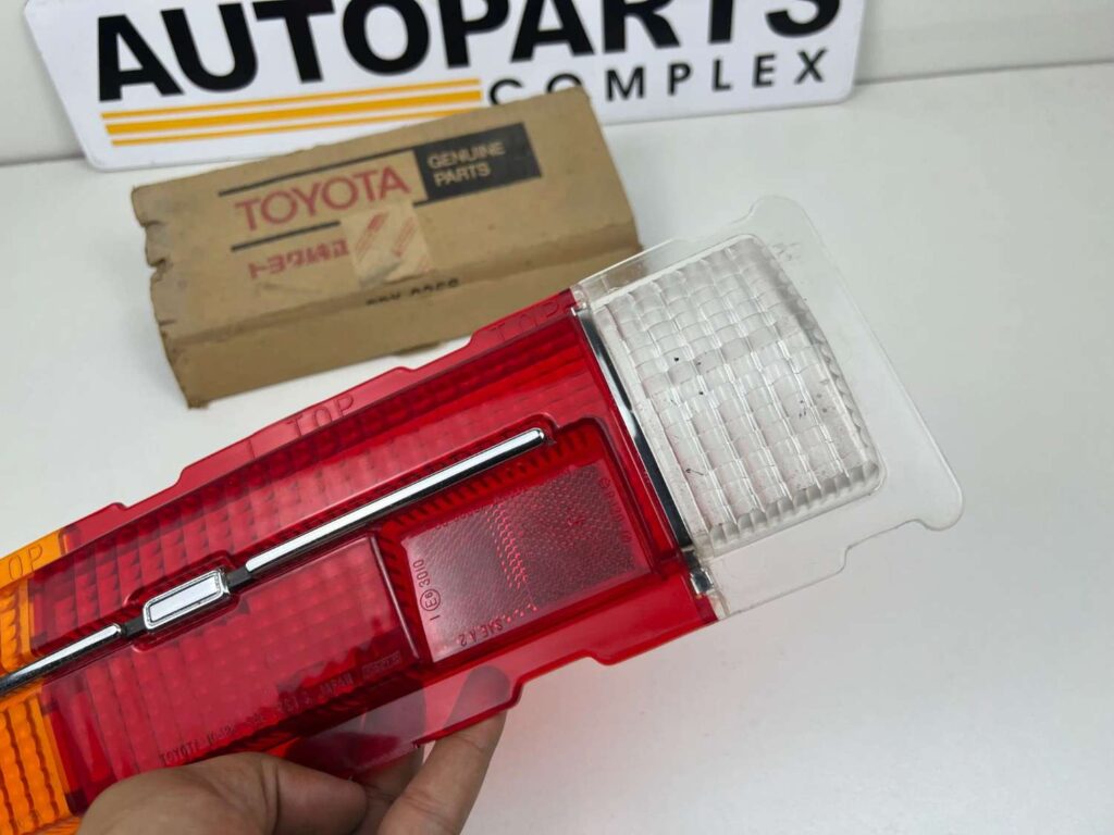 Toyota publica kp30 tail light lens Left NOS OEM (4)