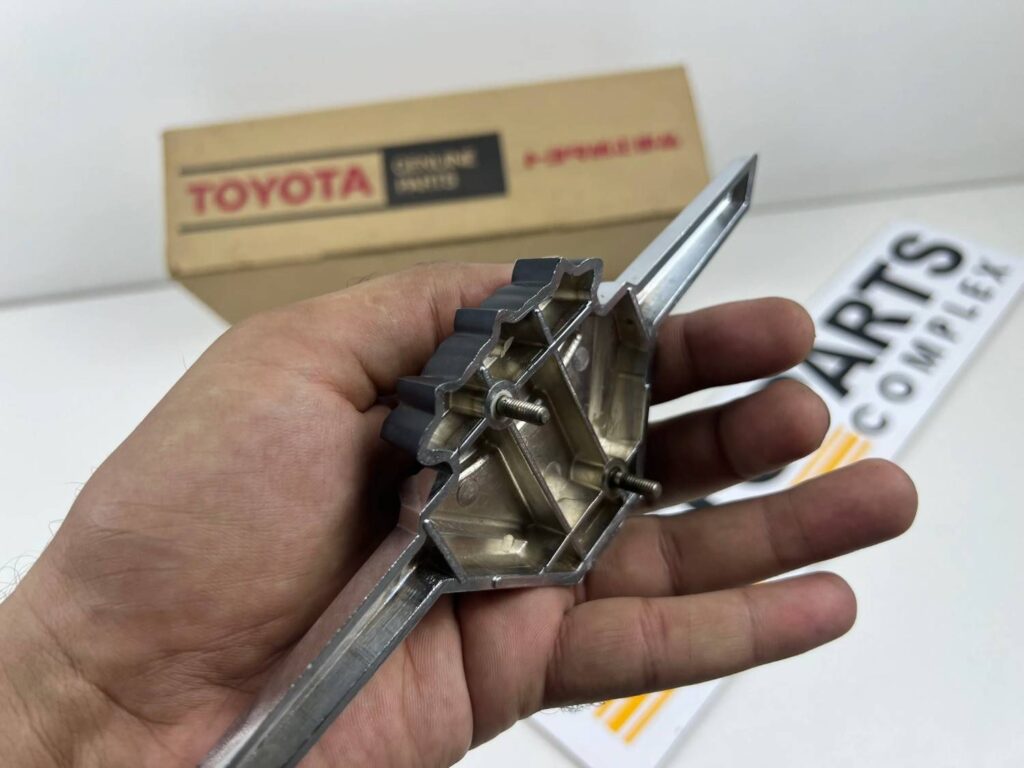 Corolla 1971 1972 KE20 te21 te26 grille badge NOS OEM (1)