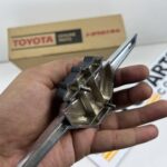 Corolla 1971 1972 KE20 te21 te26 grille badge NOS OEM (1)