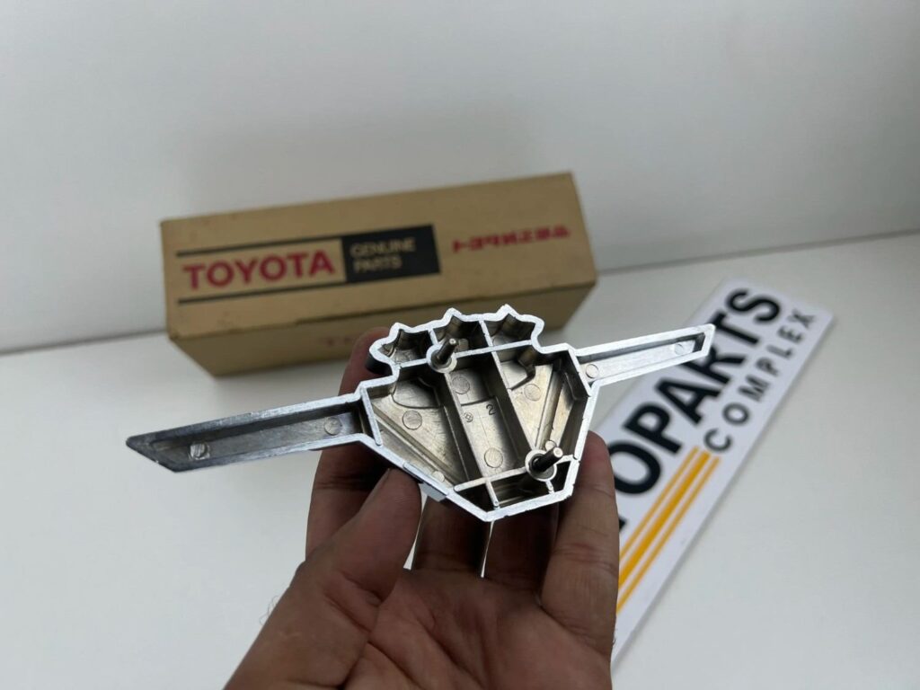 Corolla 1971 1972 KE20 te21 te26 grille badge NOS OEM (6)