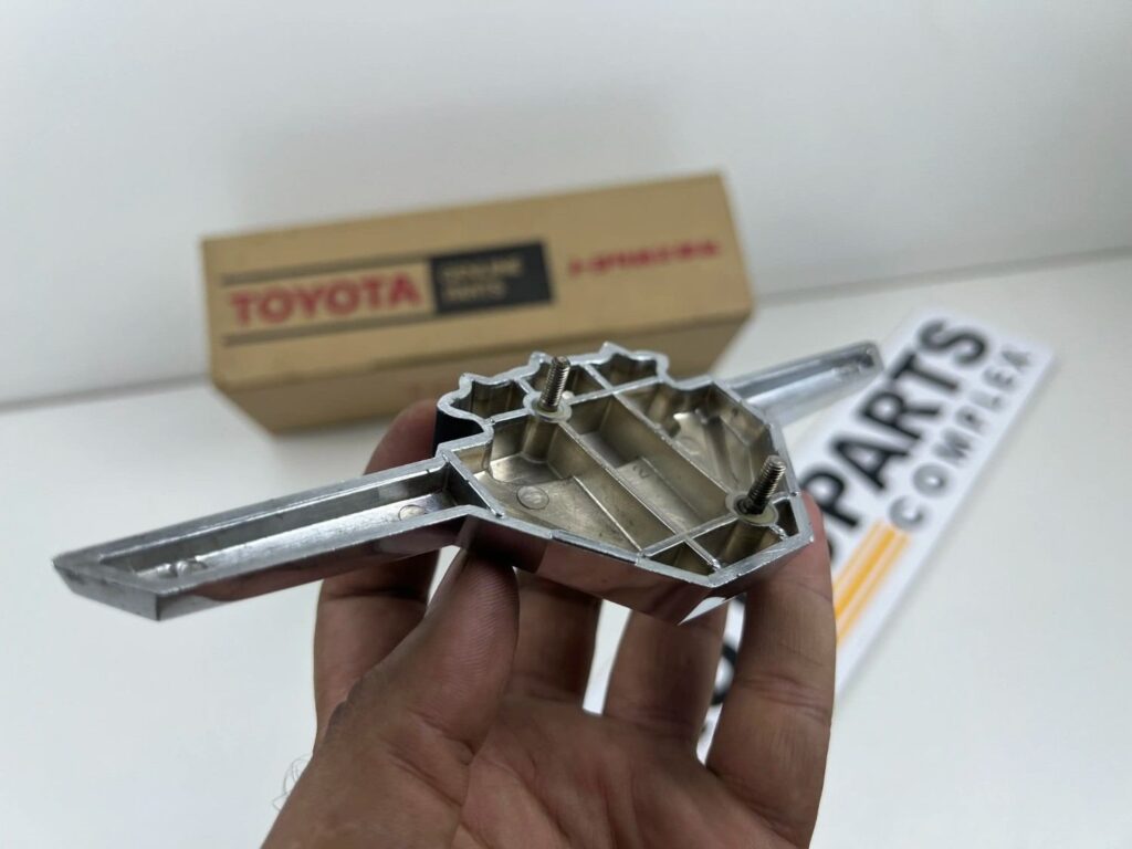Corolla 1971 1972 KE20 te21 te26 grille badge NOS OEM (7)