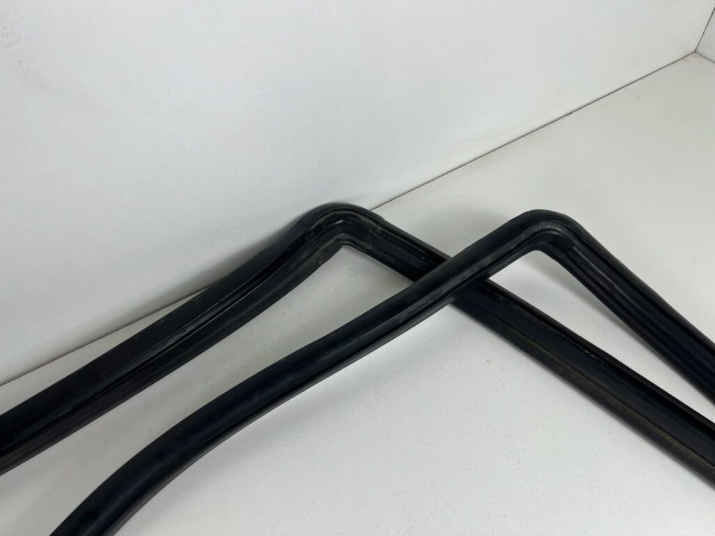 Corolla 1975 - 1979 KE30 Te31 Front and rear windshield rubber seal pair (7)