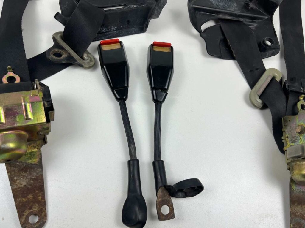 Corolla 1980 - 1983 Front seat belts black OEM (14)