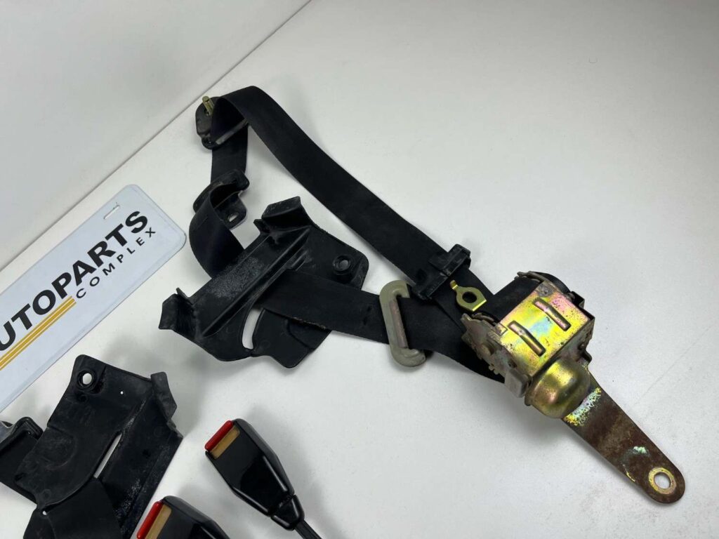 Corolla 1980 - 1983 Front seat belts black OEM (15)