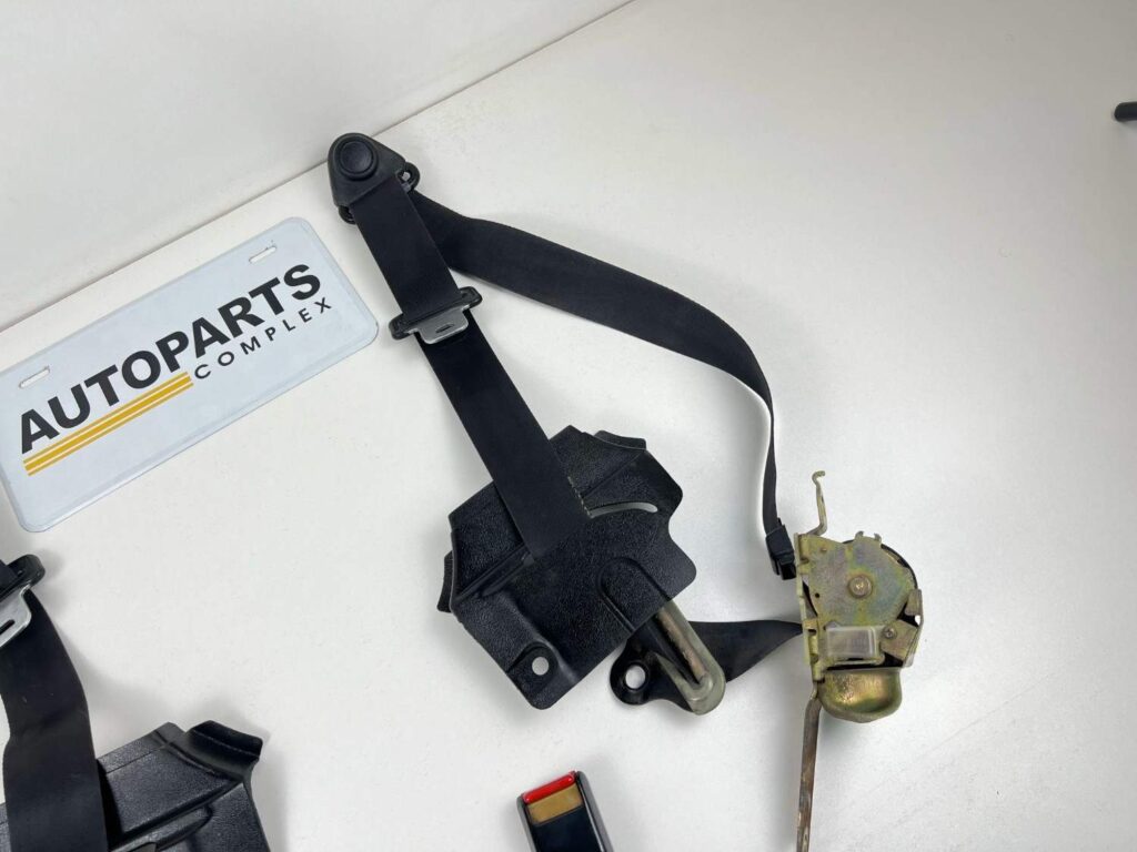Corolla 1980 - 1983 Front seat belts black OEM (4)
