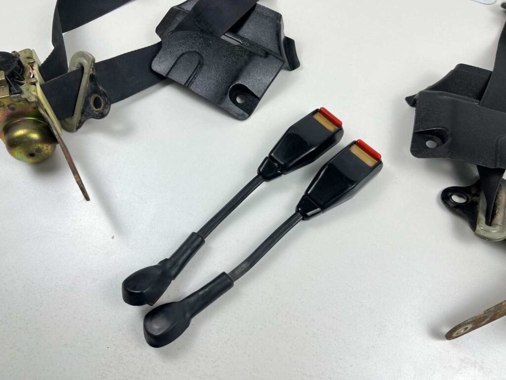 Corolla 1980 - 1983 Front seat belts black OEM (5)