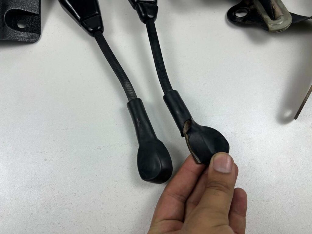 Corolla 1980 - 1983 Front seat belts black OEM (9)